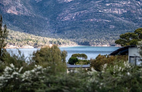 Coles Bay House | Discover The Loft: Family-Friendly with Top Amenities