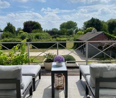 Melsele House | Discover The Loft: 4-Star Hotel with Pet-Friendly Amenities