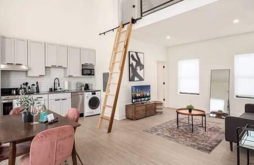 Olde Towne East Apartment | Comfortable Stay at The Loft Columbus Center with Breakfast