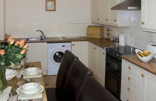 Annan Cottage | Experience The Loft: 4-Star Retreat with Spa and Hot Tub