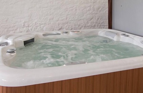 Annan Cottage | Experience The Loft: 4-Star Retreat with Spa and Hot Tub
