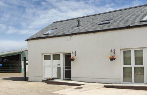 Annan Cottage | Experience The Loft: 4-Star Retreat with Spa and Hot Tub