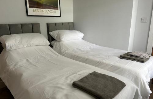Merthyr Tydfil Apartment | Cozy The Loft: Family-Friendly with Breakfast Included