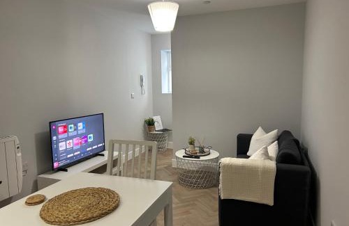 Merthyr Tydfil Apartment | Cozy The Loft: Family-Friendly with Breakfast Included