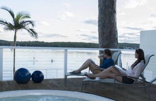 Kilaben Bay Cottage | Unwind at The Loft, Lake Macquarie: Spa & Hot Tub Retreat