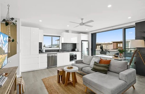 Shell Cove Apartment | Delightful The Loft: 2 Bed Retreat Steps from Marina