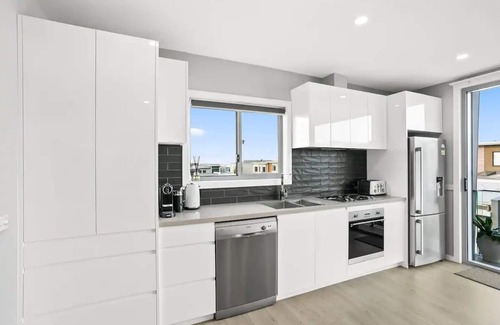 Shell Cove Apartment | Delightful The Loft: 2 Bed Retreat Steps from Marina