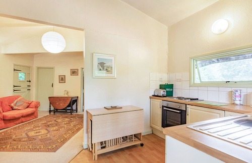 Honiton Cottage | Welcoming Log Cabin: Pet-Friendly Retreat in Sheldon