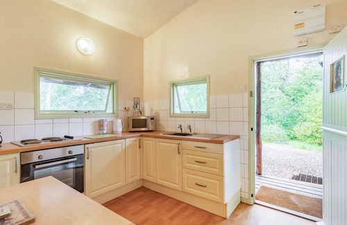 Honiton Cottage | Welcoming Log Cabin: Pet-Friendly Retreat in Sheldon