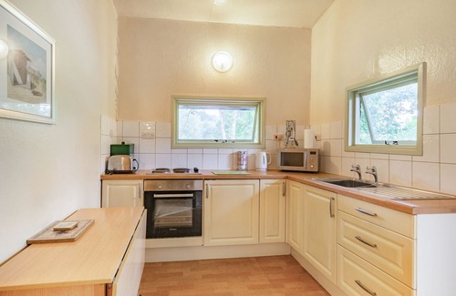 Honiton Cottage | Welcoming Log Cabin: Pet-Friendly Retreat in Sheldon
