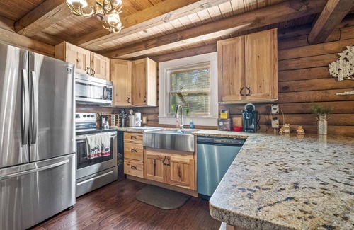 Nobleton House | Exceptional The Log Cabin: Child-Friendly Retreat with Kitchen