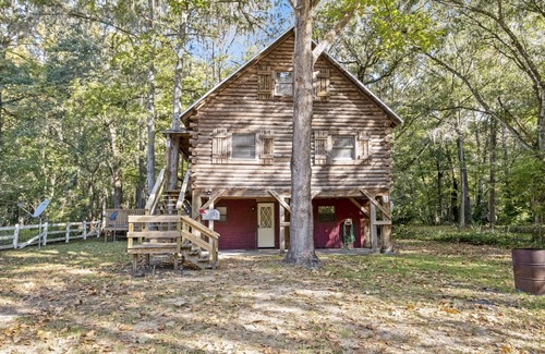 Nobleton House | Exceptional The Log Cabin: Child-Friendly Retreat with Kitchen
