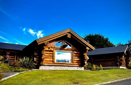 Bathgate Ski Chalet | Cozy Log Cabins at The Vu with Hot Tub & Fireplace