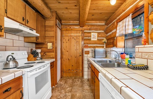 Yosemite National Park Cabin | Cozy Getaway at The Log Home with Family-Friendly Amenities