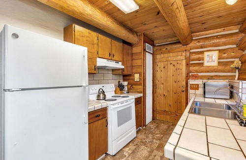 Yosemite National Park Cabin | Cozy Getaway at The Log Home with Family-Friendly Amenities