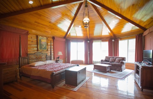 Khanong Phra Hotel | Experience the Log Home Retreat in Scenic Khao Yai