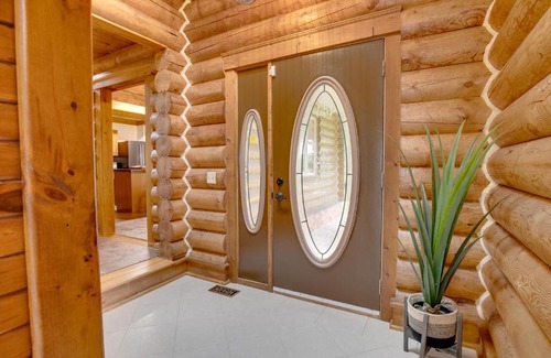 Kingsville House | Child-Friendly Getaway at The Log House - Trillium Woodlands