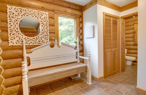 Kingsville House | Child-Friendly Getaway at The Log House - Trillium Woodlands