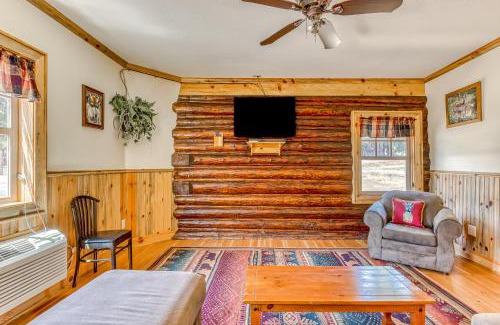 White Salmon House | Pet-Friendly Retreat: The Logs Deer Room Awaits You