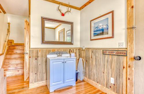 White Salmon House | Pet-Friendly Retreat: The Logs Deer Room Awaits You