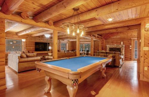 Necedah House | Top-Rated Pet-Friendly Stay at The Logs - Perfect for Families