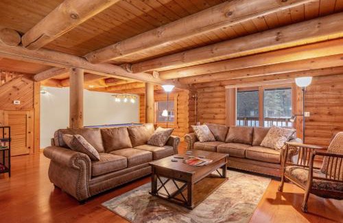 Necedah House | Top-Rated Pet-Friendly Stay at The Logs - Perfect for Families