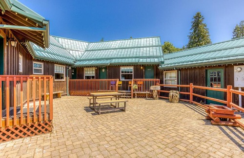 White Salmon House | Pet-Friendly Retreat at The Logs for Your Family Adventure