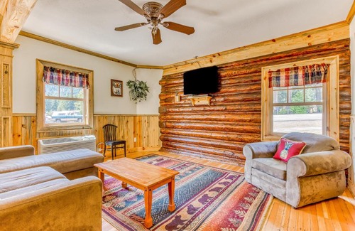 White Salmon House | Pet-Friendly Retreat at The Logs for Your Family Adventure