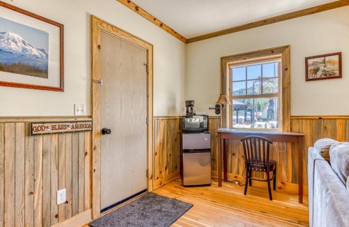 White Salmon House | Pet-Friendly Retreat at The Logs for Your Family Adventure