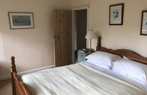 Ampney Crucis Bed & Breakfast | Inviting Getaway at The Long House with Breakfast Included