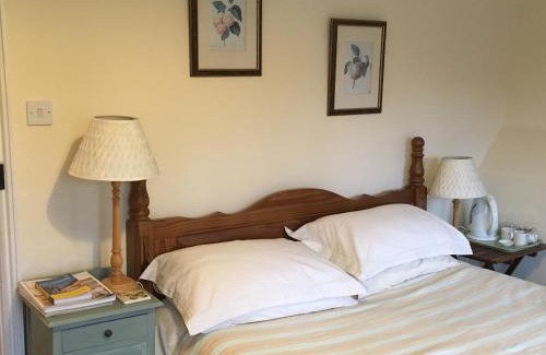 Ampney Crucis Bed & Breakfast | Inviting Getaway at The Long House with Breakfast Included