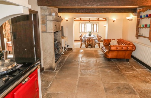Hebden Bridge Cottage | THE LONG VIEW, family friendly, with hot tub in Heptonstall
