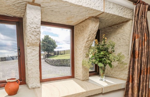 Hebden Bridge Cottage | THE LONG VIEW, family friendly, with hot tub in Heptonstall