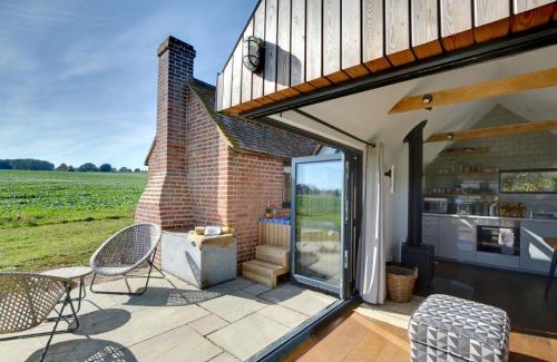 Stone in Oxney House | Experience The Lookers Legacy: Family and Pet-Friendly Retreat