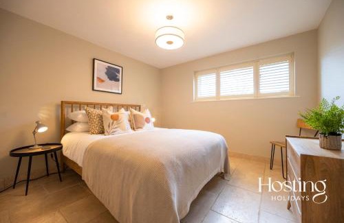 Knowl Hill House | Guest Favorite: The Lookout 2 Bedroom Annex with Parking