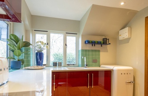 Knowl Hill House | Relax at The Lookout: 2 Beds, Private Garden & Parking