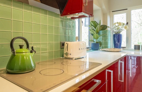 Knowl Hill House | Relax at The Lookout: 2 Beds, Private Garden & Parking