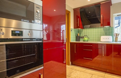 Knowl Hill House | Relax at The Lookout: 2 Beds, Private Garden & Parking
