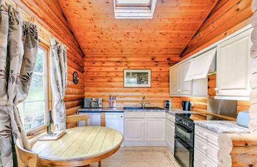 Bingley Cabin | The Lookout - 5 Star - Pet Friendly - Hot Tub - Scandinavian Log Cabin