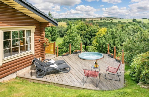 Bingley Cabin | The Lookout - 5 Star - Pet Friendly - Hot Tub - Scandinavian Log Cabin