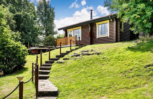 Bingley Cabin | The Lookout - 5 Star - Pet Friendly - Hot Tub - Scandinavian Log Cabin