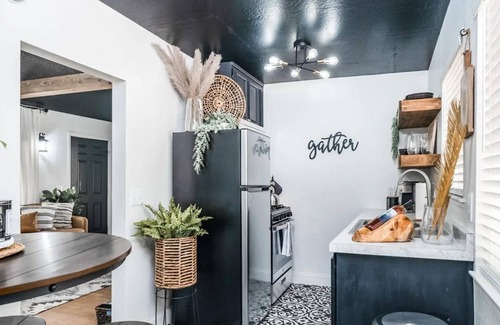 Long Barn Cabin | Romantic Boho Escape at The Lookout - Pet Friendly Retreat