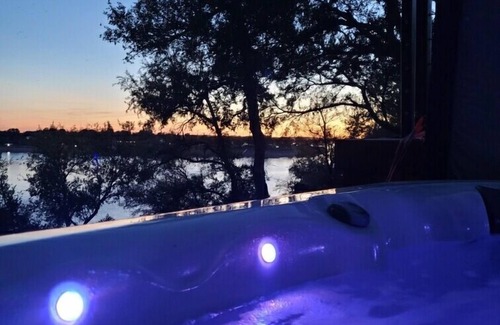 Lake Bridgeport House | Unforgettable Getaway: The Lookout at Lakewood with Hot Tub