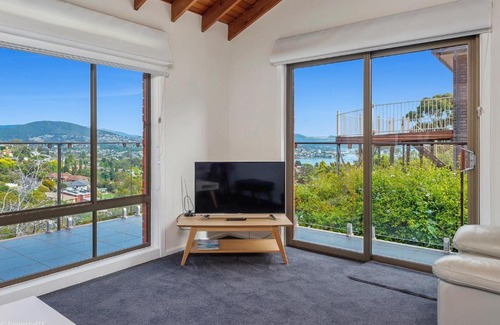 Sandy Bay Apartment | Discover The Lookout: Pet-Friendly Gem with Top Ratings