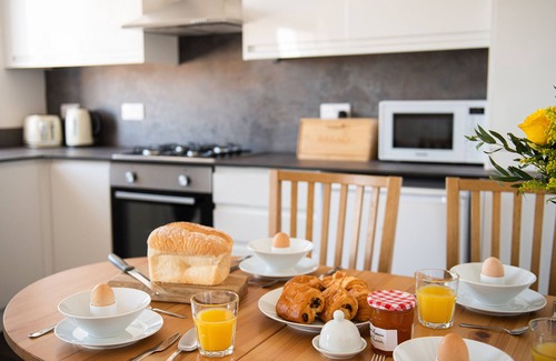 Broadstairs Apartment | Bright Beachfront 3-Bedroom Apt with Ocean Views & Pet Friendly
