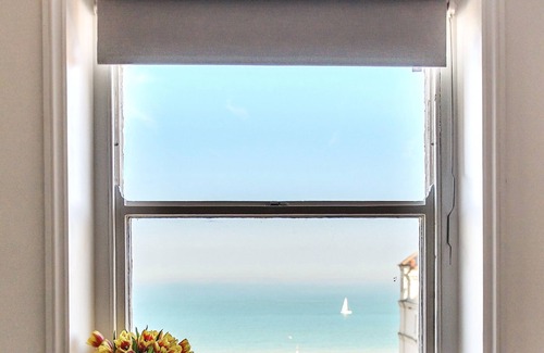 Broadstairs Apartment | Bright Beachfront 3-Bedroom Apt with Ocean Views & Pet Friendly