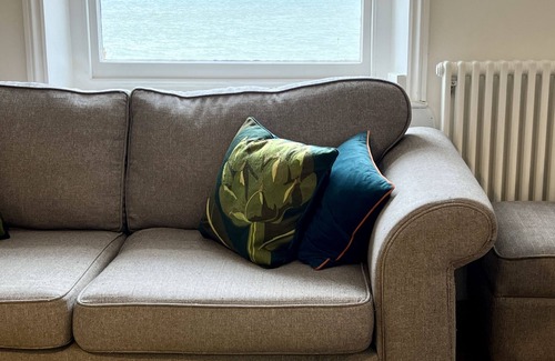 Broadstairs Apartment | Bright Beachfront 3-Bedroom Apt with Ocean Views & Pet Friendly
