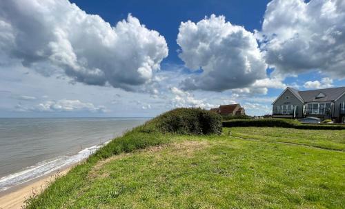 Mundesley House | Premier Oceanfront Escape at The Lookout - 4-Star Rating