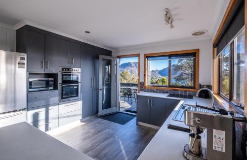 Coles Bay House | Inviting Lookout: Family Retreat with Scenic Views