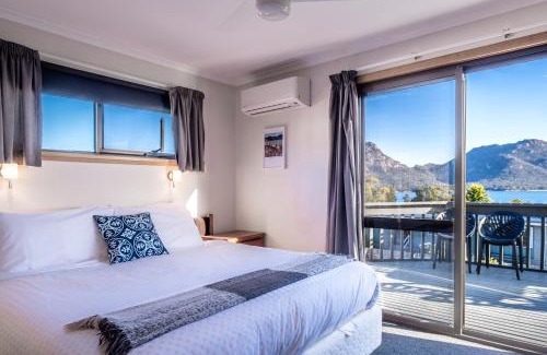 Coles Bay House | Inviting Lookout: Family Retreat with Scenic Views